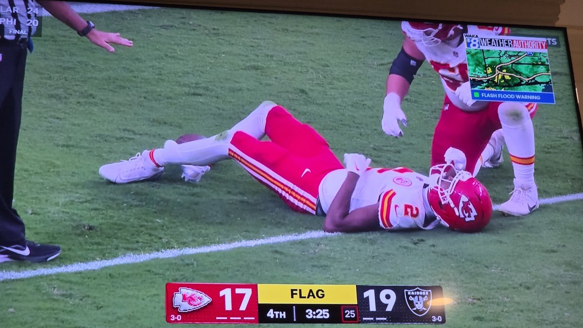 JBets_66's tweet photo. HOLY SHIT WTF 

His ankle is legit rotated 

#CHIEFS #NFL #INJURY https://t.co/IjwsUENgGw