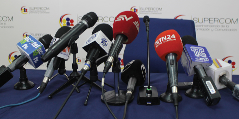 onlypanasec's tweet photo. #AlertaPanas
🚨 DEBATE SOBRE LIBERTAD DE EXPRESIÓN Y AUTOCENSURA GANA ESPACIO EN ECUADOR
📰 Un reportaje publicado por EXPRESO analiza el estado del debate público en Ecuador y recoge advertencias de periodistas, exfuncionarios y académicos sobre posibles efectos de las presiones políticas y públicas sobre quienes cuestionan o investigan al poder. 

⚖️ El artículo aborda el concepto de autocensura, entendido como el silencio que puede producirse cuando una persona decide no expresar una opinión o continuar una investigación ante el temor de enfrentar consecuencias. El exministro de Gobierno Henry Cucalón señala que este fenómeno puede extenderse más allá de los periodistas y alcanzar también a empresarios y ciudadanos. 

🔎 Entre los casos mencionados por los entrevistados aparecen el expresidente Oswaldo Hurtado, la exdirigente empresarial María Paz Jervis y medios de comunicación como EXPRESO y Ecuavisa. También se menciona al periodista Hernán Higuera y su decisión de dejar una investigación relacionada con el caso Progen, después de denunciar consecuencias que, según su testimonio recogido en el reportaje, alcanzaron a su familia. 

🏛️ El antropólogo y catedrático Florencio Delgado plantea, por su parte, que cuando determinadas acciones provienen de funcionarios o instituciones públicas, pueden superar el ámbito de las disputas en redes sociales y convertirse, según su interpretación, en formas de coacción institucional o censura indirecta. 

📌 El reportaje de Flor Layedra Torres, publicado el 4 de octubre de 2026, presenta estas posiciones como parte del debate sobre libertad de expresión, pluralidad de voces y controles al poder en Ecuador. Las afirmaciones corresponden a los entrevistados y no constituyen por sí mismas una determinación judicial sobre los casos mencionados.