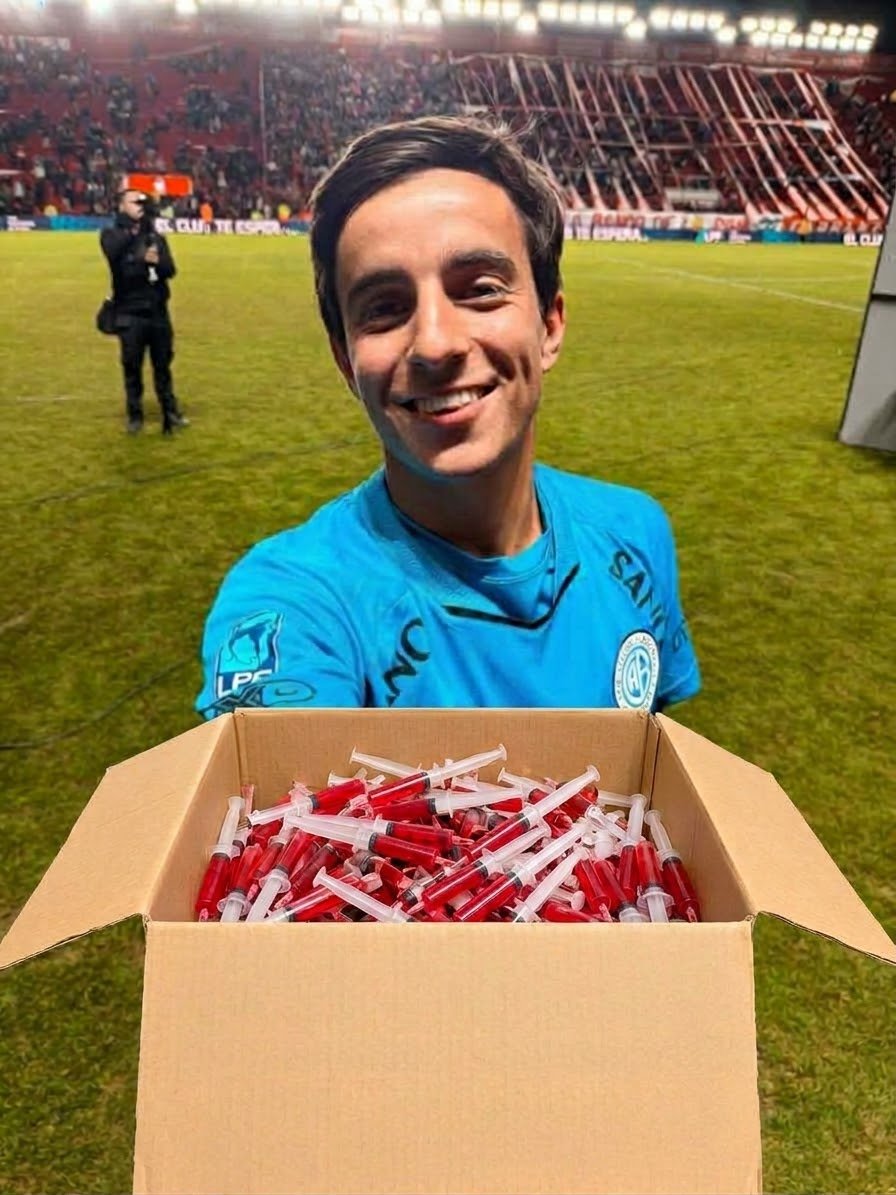 SimpleCAB's tweet photo. @LaBrujaCAT1913 Tranquilo bruja no te va a volver a romper el orto ya le duele la pija de tanto darte 
solo te viene a dejar algo para q uses el próximo partido https://t.co/0nNGQwmLrz