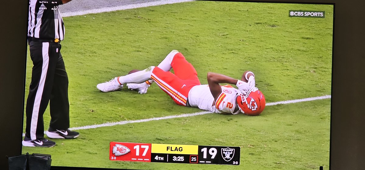nr552's tweet photo. Oh DAMN!   OUCH!
#CBSFOOTBALL
#KANSASCITYCHIEFS
#FOOTBALL https://t.co/8DzpVeKCKH