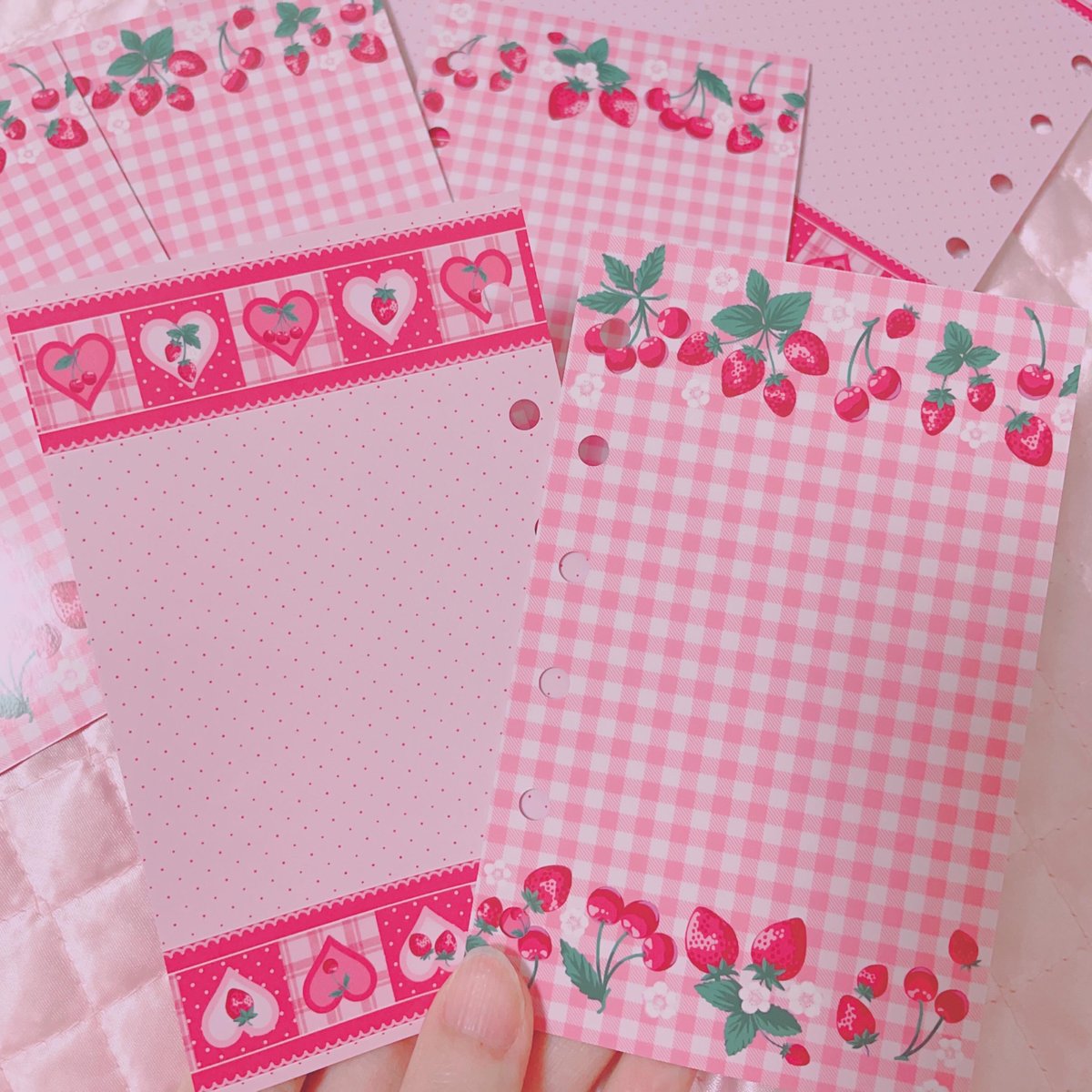 hexe_nhaus's tweet photo. 🍓🎂WEB SHOPオープン中🎀🍒

10月通販限定購入特典として、
5,000円以上お買い上げの方に シール帳リフィル小さめA7サイズを1点プレゼントしてます🍓

ラスト1点商品もちらほら出てきているので気になりグッズがある方はこの機会にぜひご覧ください❣️😊 https://t.co/HA4ODEqvIN