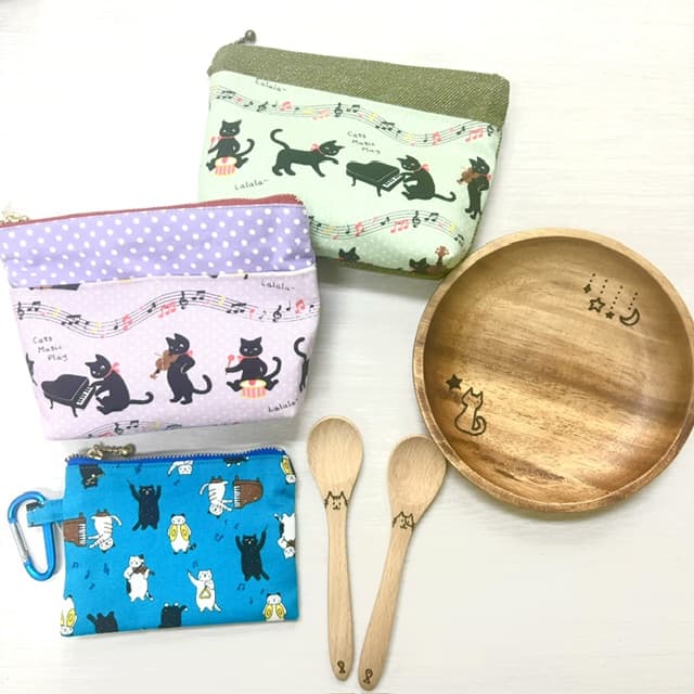 BookKasama's tweet photo. #26秋 にゃんぱら! 出店者紹介

#Aroma Ricco8
[布小物]
カラフルPOPな猫柄を使用した布小物を中心に制作しています。

2026.10/24(土)-25(日) 10:00~16:00 #笠間工芸の丘

#茨城県 #笠間市
#古本市 #本 #クラフト #マルシェ #ハンドメイド
#ねこイベント #里親会 #保護猫 #さくらねこ https://t.co/leetEI9rvc