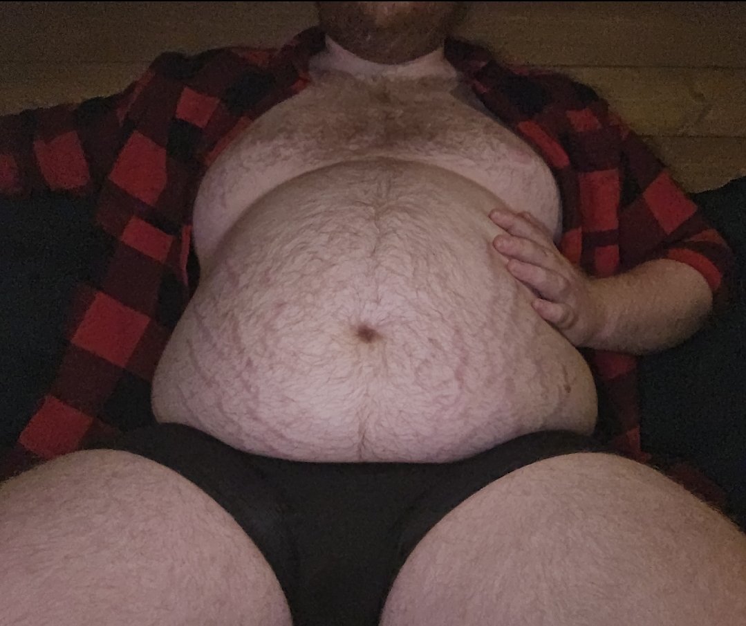 bitethehand230's tweet photo. Spiritually a fat lumberjack 😋🌲
#gainer #fat #fatman #fatbelly #grommr #gaygainer #obese #feedee https://t.co/ijIHAv2mxV