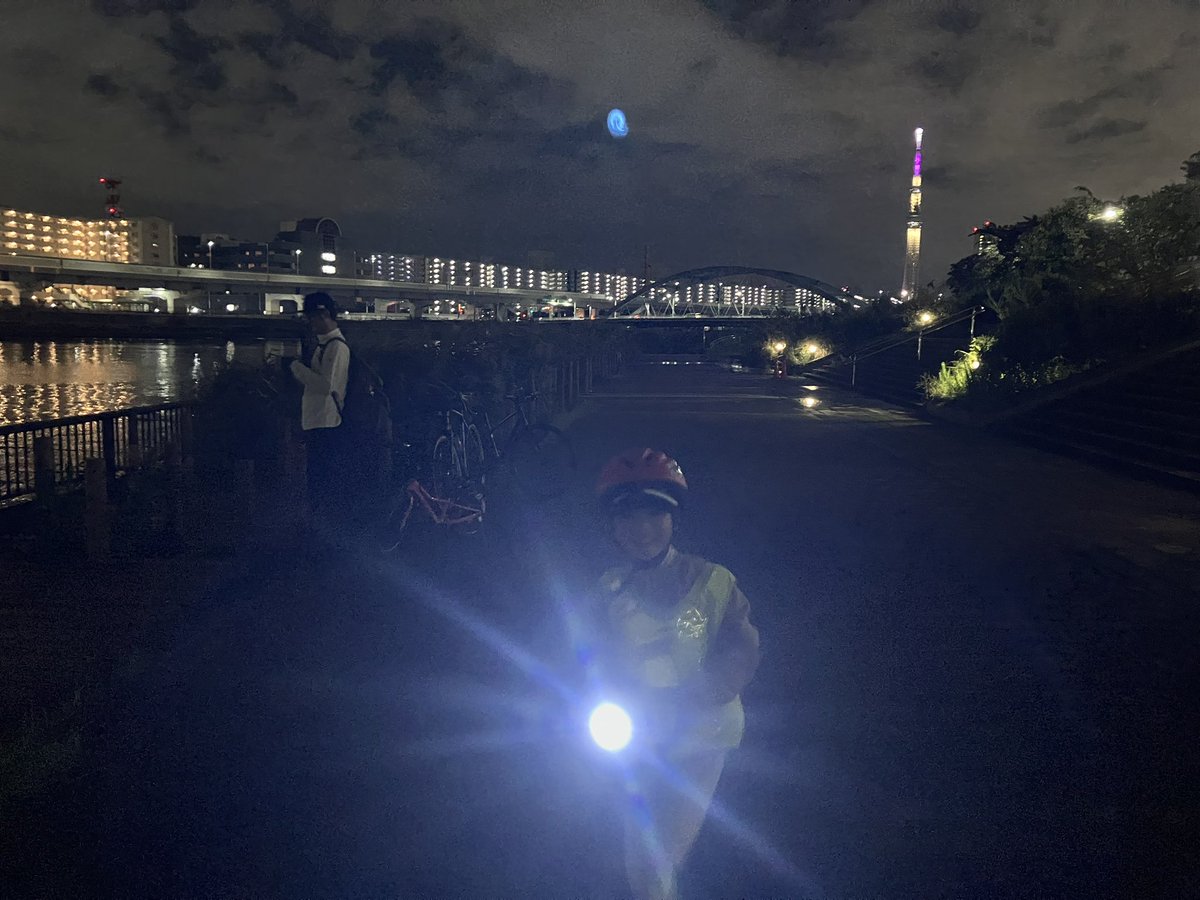 poshi525's tweet photo. 昨日はパパが夕方帰ってきたから思いつきで釣りについて行き、夜の公園を満喫した🛝サイクリングコースはスカイツリーが見えて綺麗だった！冒険みたいでご満悦。 https://t.co/53O1LHdNKS