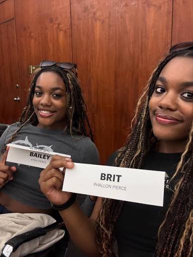generationybh's tweet photo. Look out for Kyra and Phallon Pierce in Netflix’s The Body which will premiere on November 11.
Kyra and Phallon play Bailey and Brit Bradley 🩰✨ https://t.co/ltDkxQ9DSL