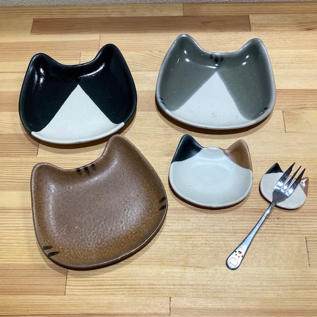 BookKasama's tweet photo. #26秋 にゃんぱら! 出店者紹介

#isaポタ
[陶磁器]
新作のカジカジけりけりプレートや前回完売してしまったにゃんこ御膳もたくさん持ってゆきます

2026.10/24(土)-25(日) #笠間工芸の丘

#茨城県 #笠間市
#古本市 #本 #クラフト #マルシェ #ハンドメイド
#ねこイベント #里親会 #保護猫 #さくらねこ https://t.co/FS4QnKLQUA