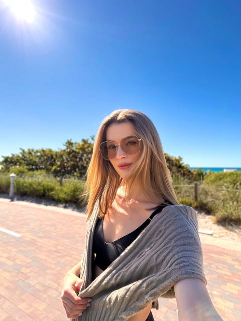 LyraGracep0's tweet photo. Chasing the gentle sunlight, weaving a sense of ease into the breeze; strolling along the coast, even the air carries a feeling of freedom and refreshment. https://t.co/U9ZDQrcBYr