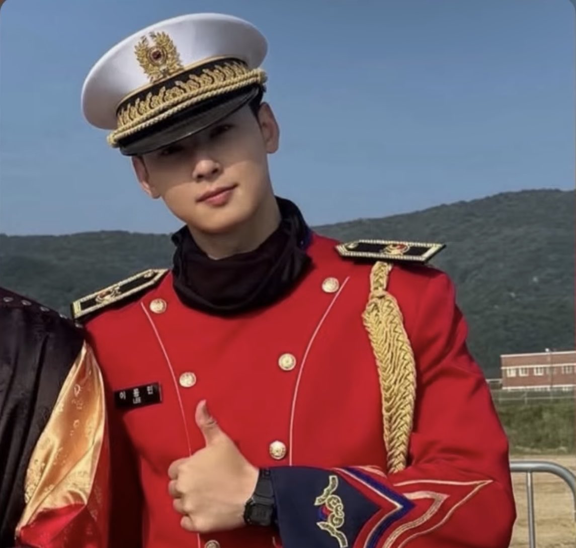 Aggiecrs's tweet photo. After that totally unexpected surprise watching soldier Lee DongMin @CHAEUNWOO_offcl dancing with his uniform “Saturday preacher” with JK🤣next is watching him with the red ROK uniform dancing “sweet papaya” 🙏🏻😂manifesting it🤣 “Else”Challenge😝💙
#CHAEUNWOO #차은우 https://t.co/SMH38cvcNi