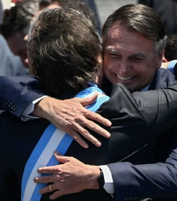 ElTrumpista's tweet photo. TODOS los CANDIDATOS apoyados por MILEI GANARON las ELECCIONES.

✅ Apoyó a Edmundo, ganó 🇻🇪
✅ Apoyó a Trump, ganó 🇺🇸
✅ Apoyó a Paz, ganó 🇧🇴
✅ Apoyó a Asfura, ganó 🇭🇳
✅ Apoyó a Kast, ganó 🇨🇱
✅ Apoyó a Keiko, ganó 🇵🇪
✅ Apoyó a Abelardo, ganó 🇨🇴
✅ Apoyó a Bolsonaro, gana 🇧🇷 https://t.co/kM8g8wlTfF