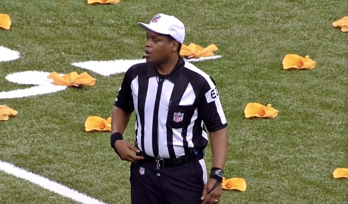 jeredani88's tweet photo. I never want to see this officiating crew again!! https://t.co/FlCEBeOxle