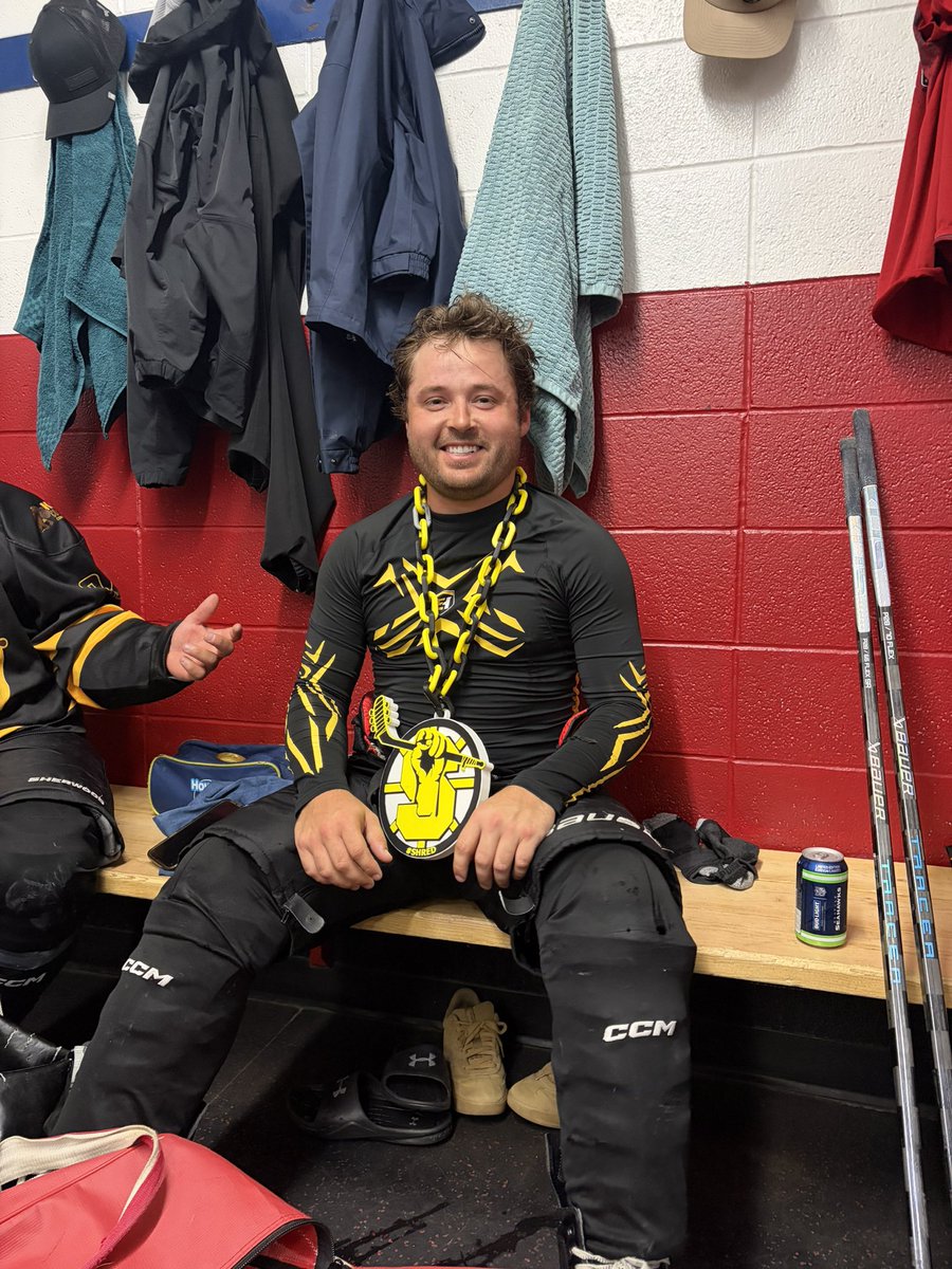 Shredders_CCRHL's tweet photo. Sub drew comes out and rips a hatty. He deserves the DAWG of the game. #shred https://t.co/hSMxxMVaJg