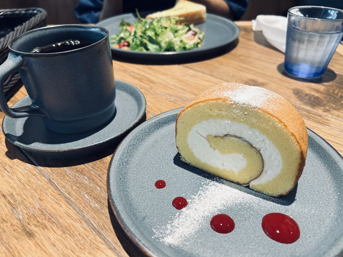 mikkegt's tweet photo. 羽田第1ターミナルにおります。むさしの森珈琲空いてなかった。

三本珈琲で朝ごはん🍰
ごはん🤔 https://t.co/3XXFwCRM5V