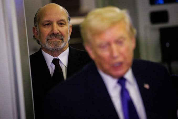 WakeUpPatriotsQ's tweet photo. JUST IN: 🇮🇱 EPSTEIN WHISTLEBLOWER FOUND DEAD 

The man who exposed HOWARD LUTNICK’s ties to Epstein has “committed suicide” 

Simon Andriesz is the British banker who revealed to the FBI Lutnick’s business association with Epstein. 

Howard Lutnick (who miraculously survived 9/11 and got a massive insurance payout) lied about never going to the Island and cutting ties with his good friend, co-investor and business associate Jeffery Epstein, who was also his neighbour…

Trump, of course, hired Lutnick as his commerce secretary where he made billions for his company by insider trading on the tariff discounts. Billions paid for by all of us through higher prices btw.