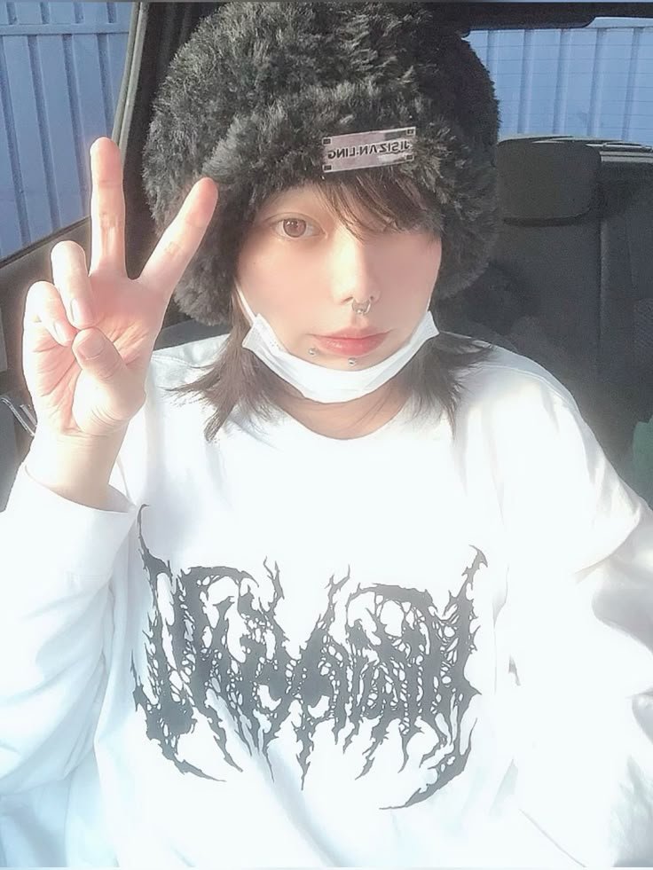 Pompompurrr1n's tweet photo. His fuzzy hat awwww https://t.co/2dPYqK5G6w