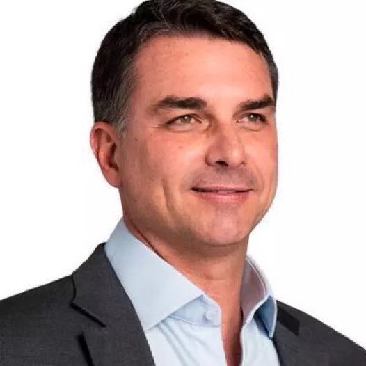 eduardomenoni's tweet photo. 🇧🇷 ELECCIONES EN BRASIL: Flávio Bolsonaro va al frente con el 89,45% de los votos escrutados en Brasil. 

🟢Flávio -48,11% 
🔴Lula - 43,89% https://t.co/qAbETBYeqa