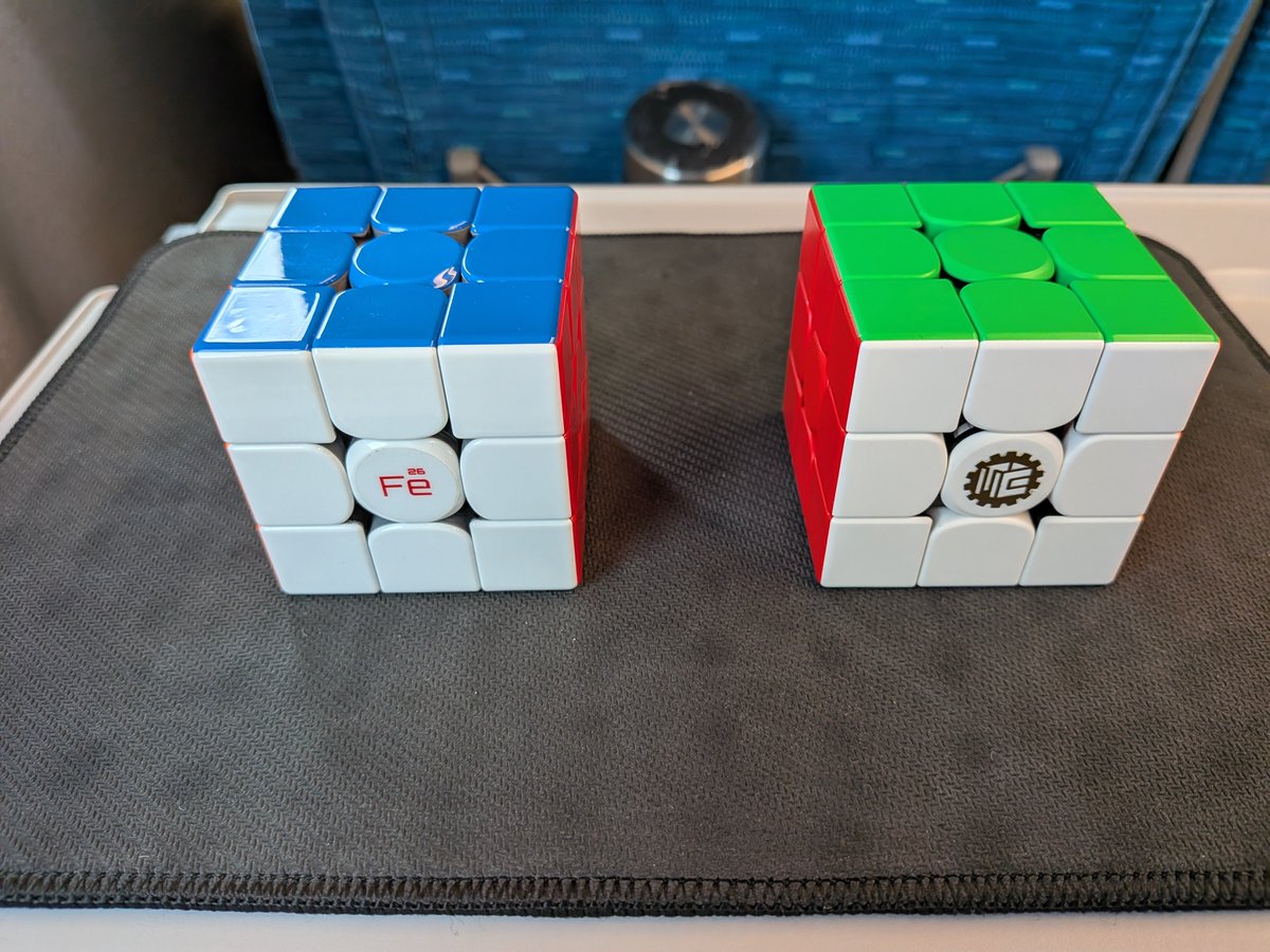 ma_saCuber's tweet photo. おはようございます☀
新幹線🚄キューブ
3×3×3片手　5回平均最速　33.87秒
使用キューブ　Swift Block Super MagLev Frosted 3x3 (Pro Shop Deluxe Edition)写真右側
やっぱり3×3×3片手に合っていた！ https://t.co/izem2xoQoe