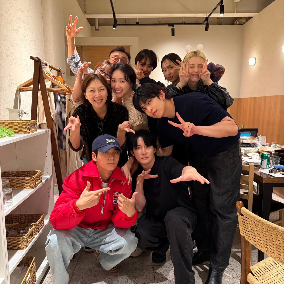 0620homii's tweet photo. 261005 김도영 감독님 인스타그램 

인턴 마지막 회식했대 🥲

#강태오 #KANGTAEOH https://t.co/tppsT2sbFM