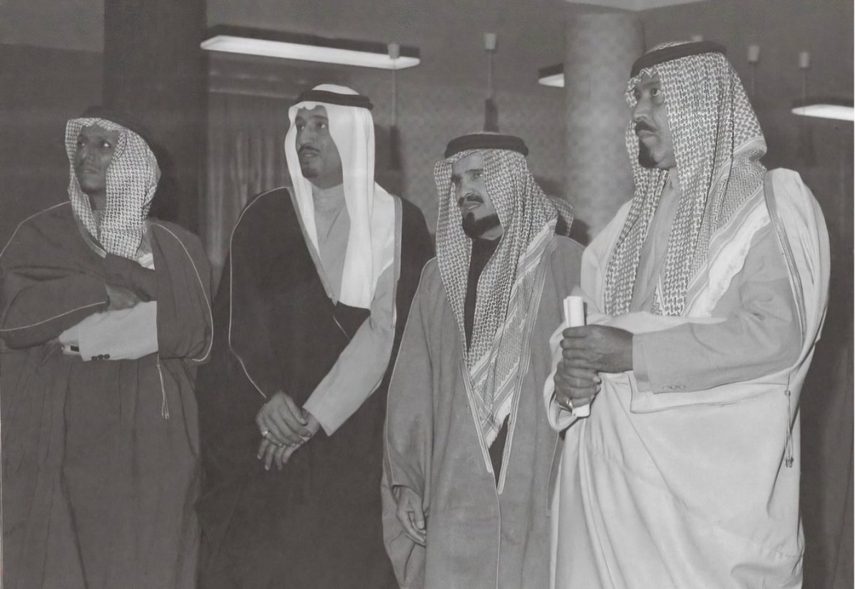Mahamdsalem36's tweet photo. صورة نادرة تاريخية تجمع :
1. الملك عبد الله بن عبد العزيز بن عبد الرحمن آل سعود (أقصى اليمين ، ممسكاً بالأوراق) 
(الأمير آنذاك)
2. الأمير عبد الله بن محمد بن عبد الرحمن آل سعود
3. الملك سلمان بن عبد العزيز بن عبد الرحمن آل سعود (الأمير آنذاك)
4. الأمير فهد بن سعد بن عبد الرحمن آل سعود (أقصى اليسار)