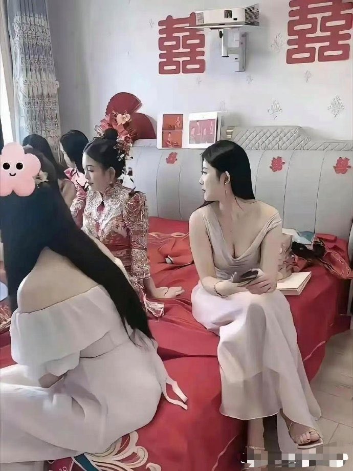 sangran521's tweet photo. 这伴娘怎么还抢新娘风头！ https://t.co/CrL9LqXnIL