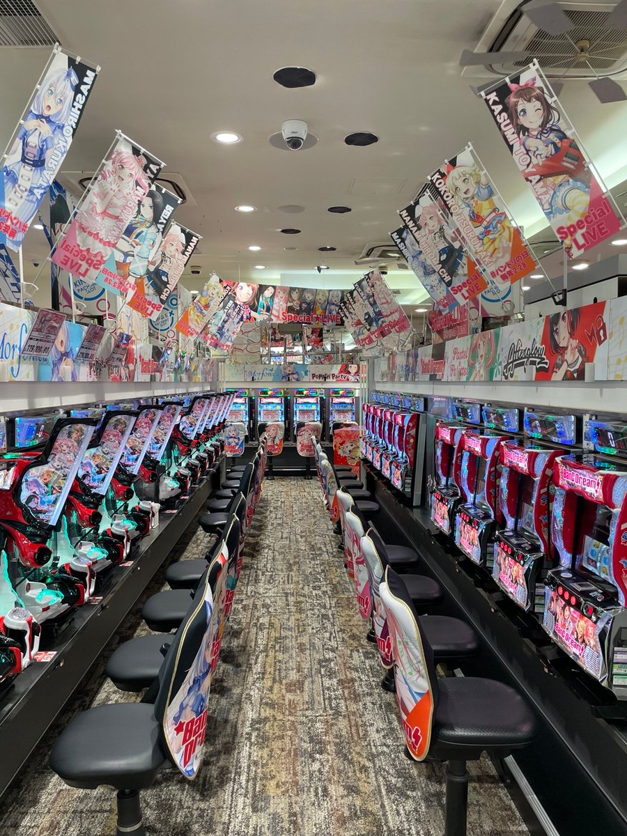 anianimatsuri's tweet photo. 🎸どこを見ても、バンドリ！バンドリ！バンドリ！🌟
旗も、装飾も、椅子も、もちろん台も。
キング EXはバンドリ尽くし！！
そして――
バンドリ！シリーズ設置台数 日本一へ！🔥
バンドリーマーの皆様、ぜひこの景色を見に来てください✨
#バンドリ #BanGDream #キングEX https://t.co/EtEktSBRPe