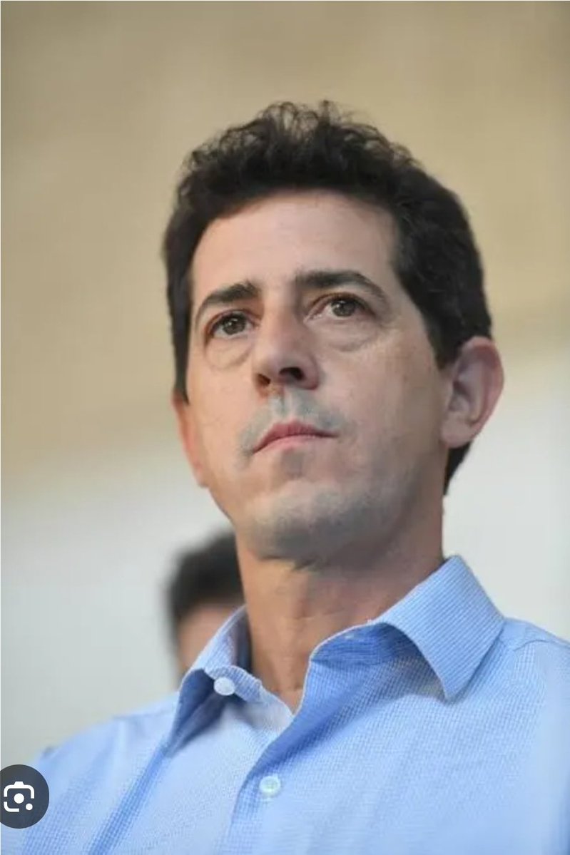 Silviachamo's tweet photo. Increíble ver a Wado de Pedro en el búnker de Lula con una cara de culo que no se la soporta. 
Y seguro que viajó con la nuestra. 
En representación del enano comunista Axel Kicillof
#EleccionesBrasil https://t.co/BUhTwvLCmw