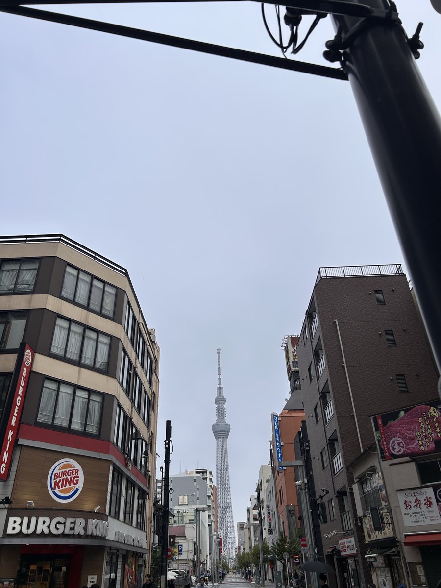 wellnessdining's tweet photo. おはようございます☁️

10月5日（月）の錦糸町は、雲の多い朝です！
7時台は日差しがなく、ところによってはポツポツと弱い雨も。
スカイツリーも、今朝は少し雲にかすみそうな空模様です🗼☁️ 

そして今日は「レモンの日」🍋
高村光太郎の『レモン哀歌』にちなんだ日だそうです。 
レモンの爽やかな香りや酸味は、食事のちょっとしたアクセントにもぴったりですね😊

週の始まりの月曜日！
今週も元気によろしくお願いします🔥