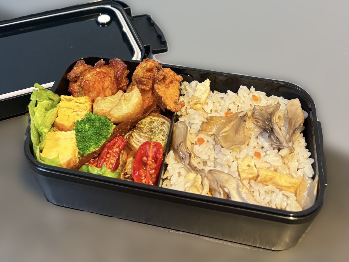 Taiga_Kaminaga's tweet photo. 朝活配信きてくれてありがとなー！！！

じゃーん！お弁当！！🍱
どーやったー？？とくに舞茸の炊き込みご飯楽しみすぎる！お昼まで待てるかな。
口頭でのレシピやったけどもしよかったら作ってみてな！🍳

いってらっしゃーい！！！
いってきます、また夜にあおなー！
#神はいしん #神永タイガ https://t.co/HxpX5plWOT