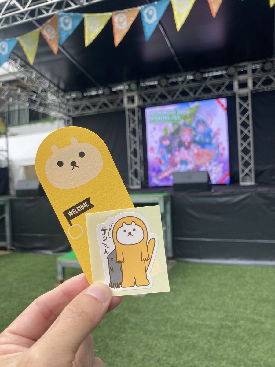 ainaka_runo's tweet photo. 昨日隣に座ってこられた親子さんに最前のドセンを譲ってあげたら、娘さんからシールもらった✨
#大事に眼鏡ケースにしまってある

貴賓館前と違ってここはほのぼのとしてました() https://t.co/KCsBGyJGJ6