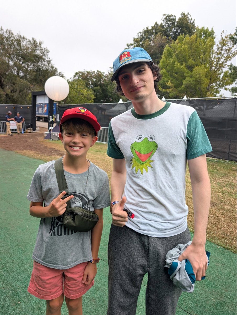 notsasha8's tweet photo. noah probably saw this pic and had a mother cuteness aggression but I can't prove it 😭 https://t.co/vYEmaAh4OW