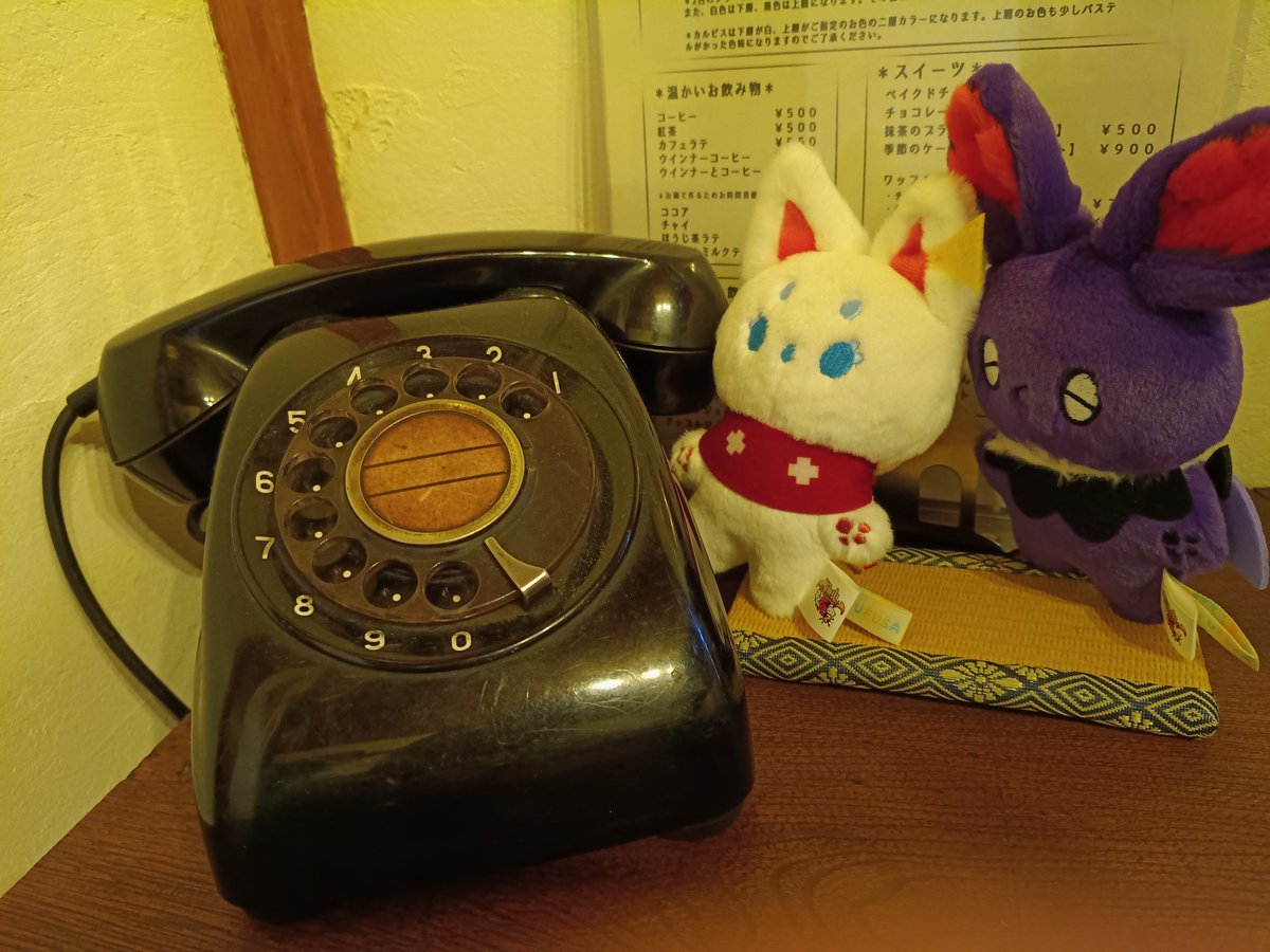 hidentare's tweet photo. 日曜のお出かけ。
ミニロくんは黒電話に興味津々でした。 https://t.co/efJVfH9xqG