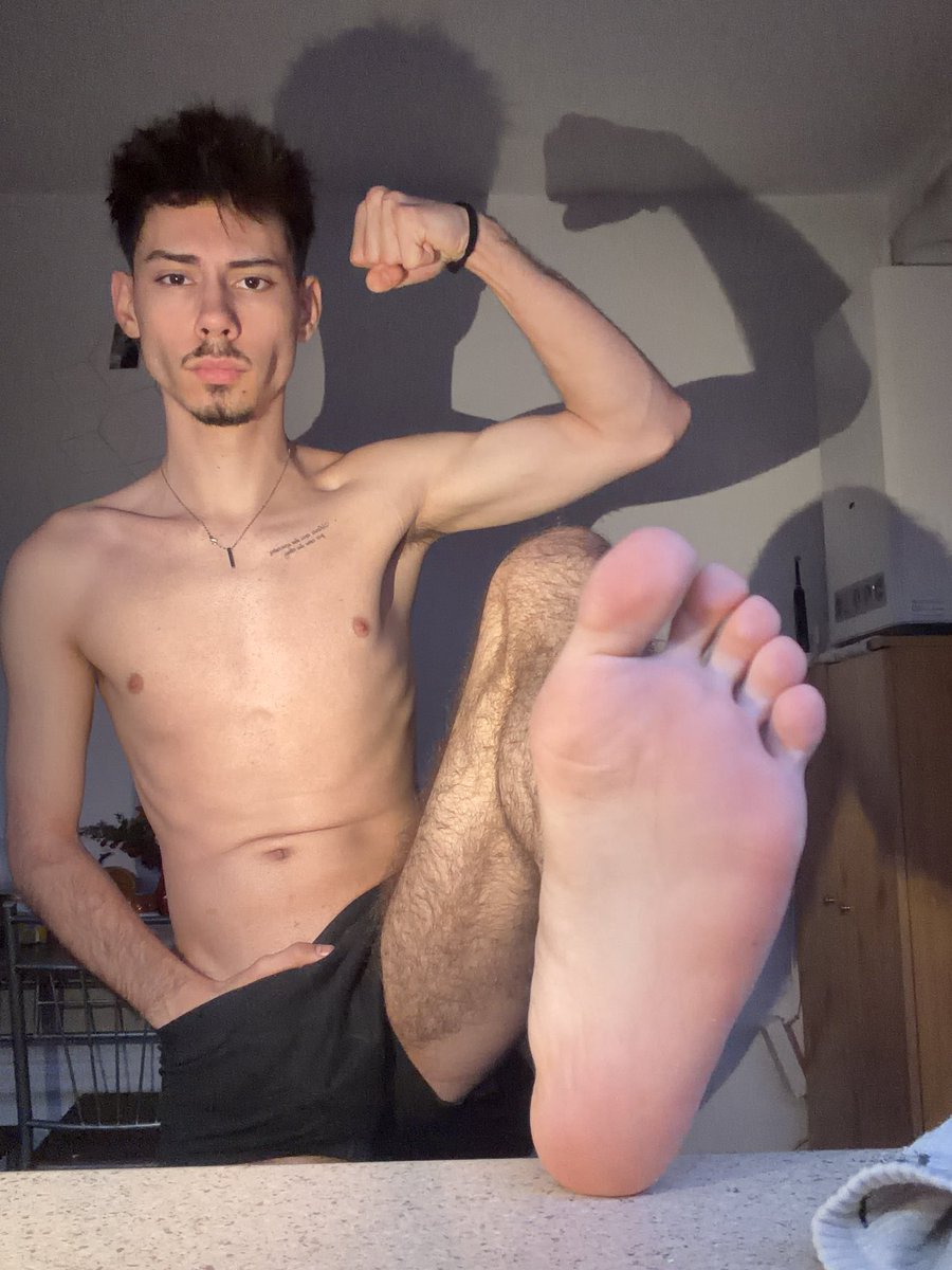 Davlenco's tweet photo. Come suck my toes #feet #malefeet https://t.co/54HDyXj7J0