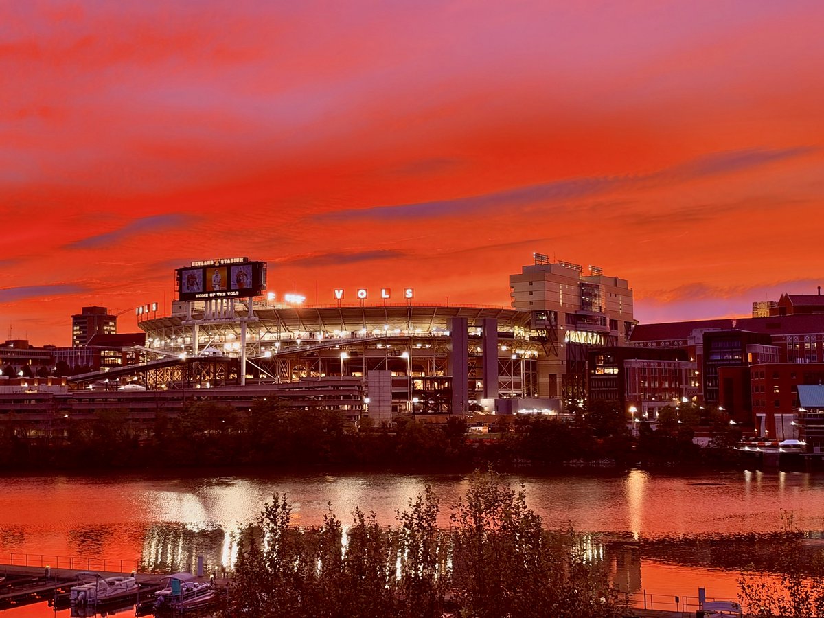 Jthomp72's tweet photo. The sunset over Neyland tonight is insane. Tennessee sunsets are unmatched. https://t.co/dXfARTYJgt