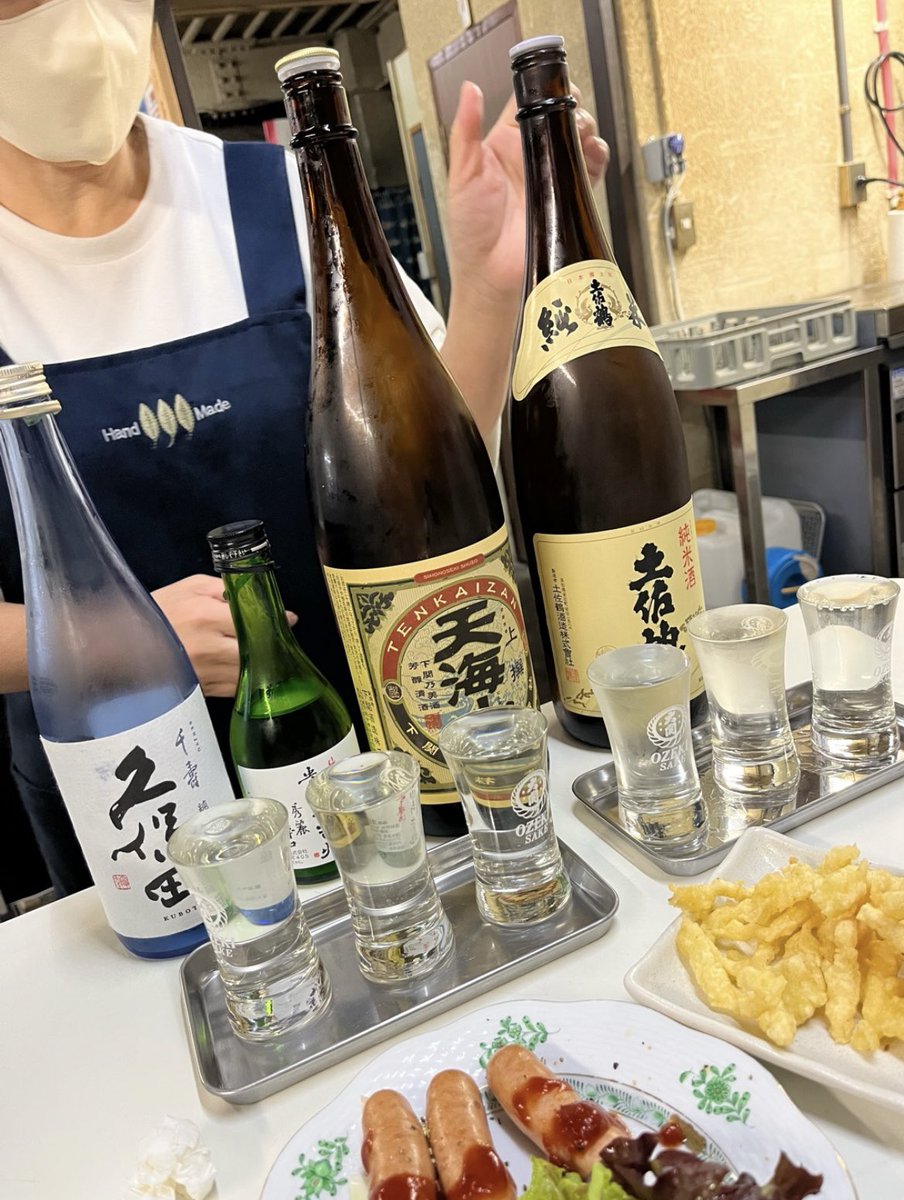 UKDJGAHAK's tweet photo. 地元女子からの情報で、以前から僕が『この店で呑みながら死にたいねん』と言っているくらい愛してやまない鳥友商店という立ち呑み屋さんがこの年末で閉店するみたい。

ホンマに辛い。
嫌や。
店のお母さんたちも、料理も、お酒もめちゃくちゃ好きすぎて。

アカン、何も頑張れない。
跡継ぎたい。 https://t.co/O7unH7pDtm
