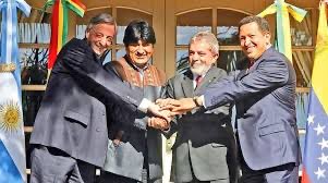 fededomin's tweet photo. Ya está. No queda ninguno. Lo que empezó como el sueño, tras la caída del Muro de Berlín, de implantar el autoritarismo y el socialismo en toda la región, hoy se terminó.

Falta México como país importante, pero su margen de acción es chico. Y Cuba, a la que le queda poco.

Argentina jugó un papel muy importante en esta caída. Ahora viene el trabajo para que Latinoamérica no vuelva a vivir nunca más un período tan oscuro.