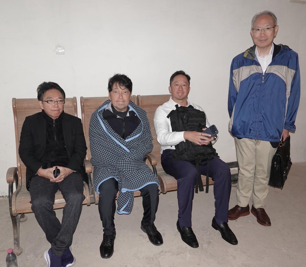 itsunori510's tweet photo. ウクライナ訪問から無事帰国しました。前投で触れた往路のシェルター避難状況について補足を。キーウ行きの列車で移動中に突然停車、車掌がすぐに車外に出てと叫んでいました。着の身着のままで車外に出ると、大勢の乗客が誘導され途中駅のシェルターに。生まれて初めての経験。喧騒の中、薄暗く湿った空間に。既に沢山の避難者がおり、座れる場所を探して奥へ奥へと。ようやく空いている椅子に座り、空襲解除を待ちました。これがウクライナの日常かと、和平を願う気持ちを強くしました。

#空襲警報
#シェルター
#ウクライナ
#Ukraine