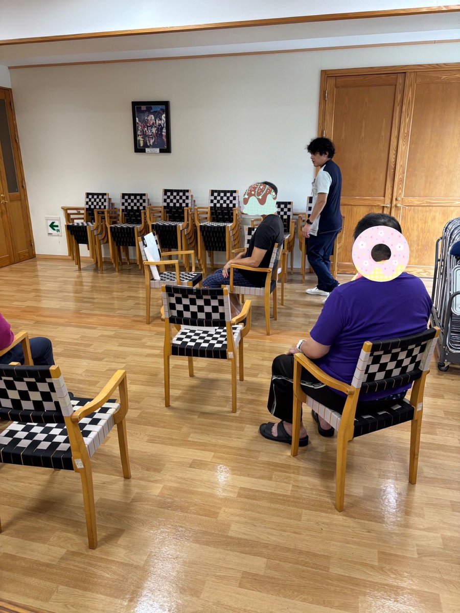 akiyama_hp's tweet photo. 心理劇ではお酒やギャンブル等依存の対象が自分にとってどのような存在なのか椅子を使ってその関係や距離感を表現していきます

思いを形にすることでこれまで気づかなかった自分の気持ちや考え方に気づくことがあります

こうした体験を通して自分への理解を深め回復につなげていきます。 https://t.co/8EdgEkedah