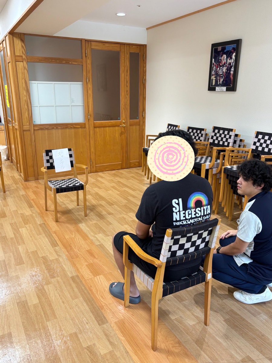 akiyama_hp's tweet photo. 心理劇ではお酒やギャンブル等依存の対象が自分にとってどのような存在なのか椅子を使ってその関係や距離感を表現していきます

思いを形にすることでこれまで気づかなかった自分の気持ちや考え方に気づくことがあります

こうした体験を通して自分への理解を深め回復につなげていきます。 https://t.co/8EdgEkedah