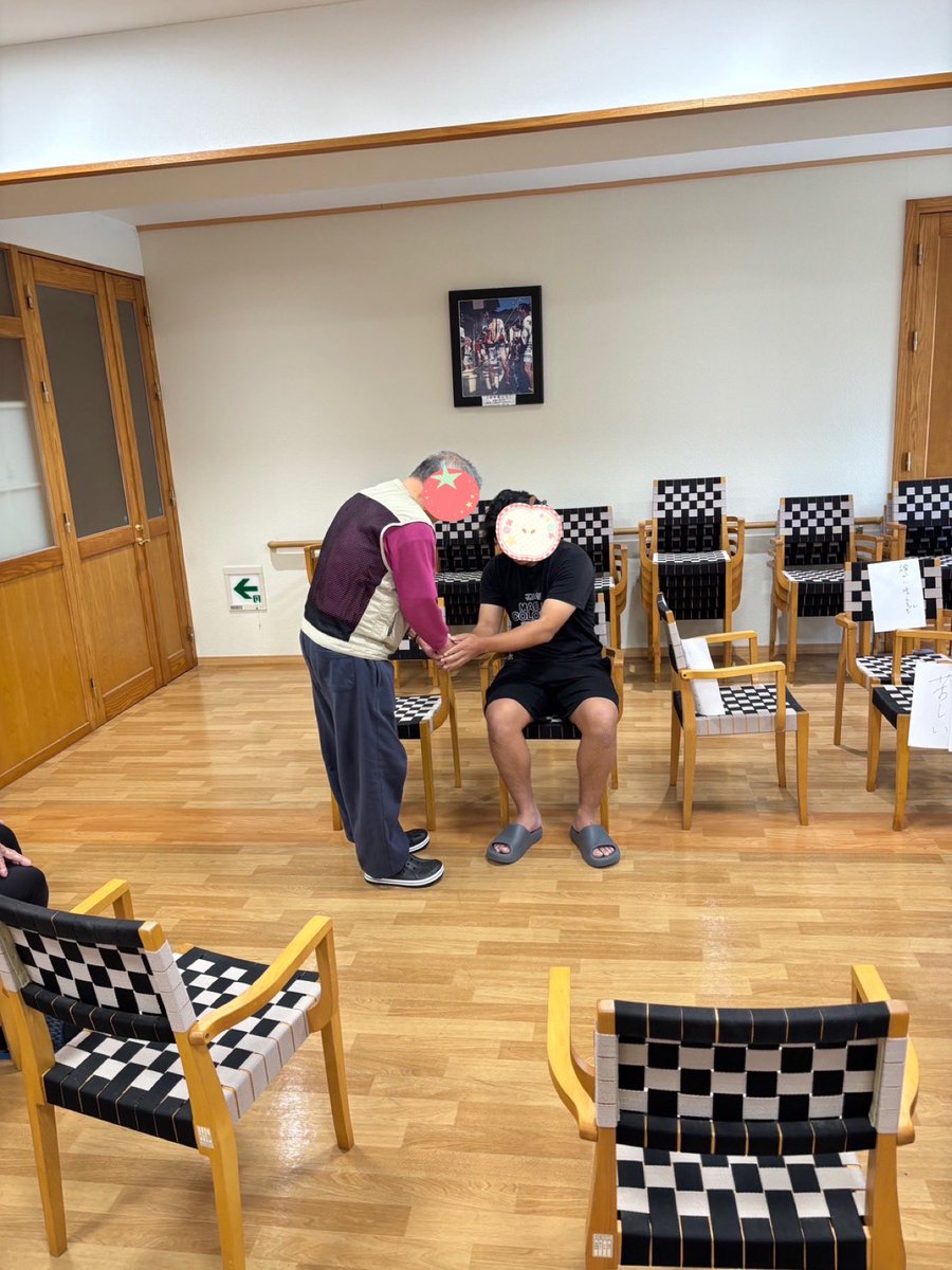 akiyama_hp's tweet photo. 心理劇ではお酒やギャンブル等依存の対象が自分にとってどのような存在なのか椅子を使ってその関係や距離感を表現していきます

思いを形にすることでこれまで気づかなかった自分の気持ちや考え方に気づくことがあります

こうした体験を通して自分への理解を深め回復につなげていきます。 https://t.co/8EdgEkedah