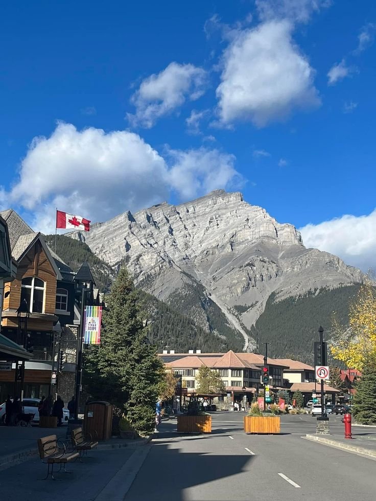 echoesofworld's tweet photo. Banff, Canada https://t.co/pSW9EHG9g2