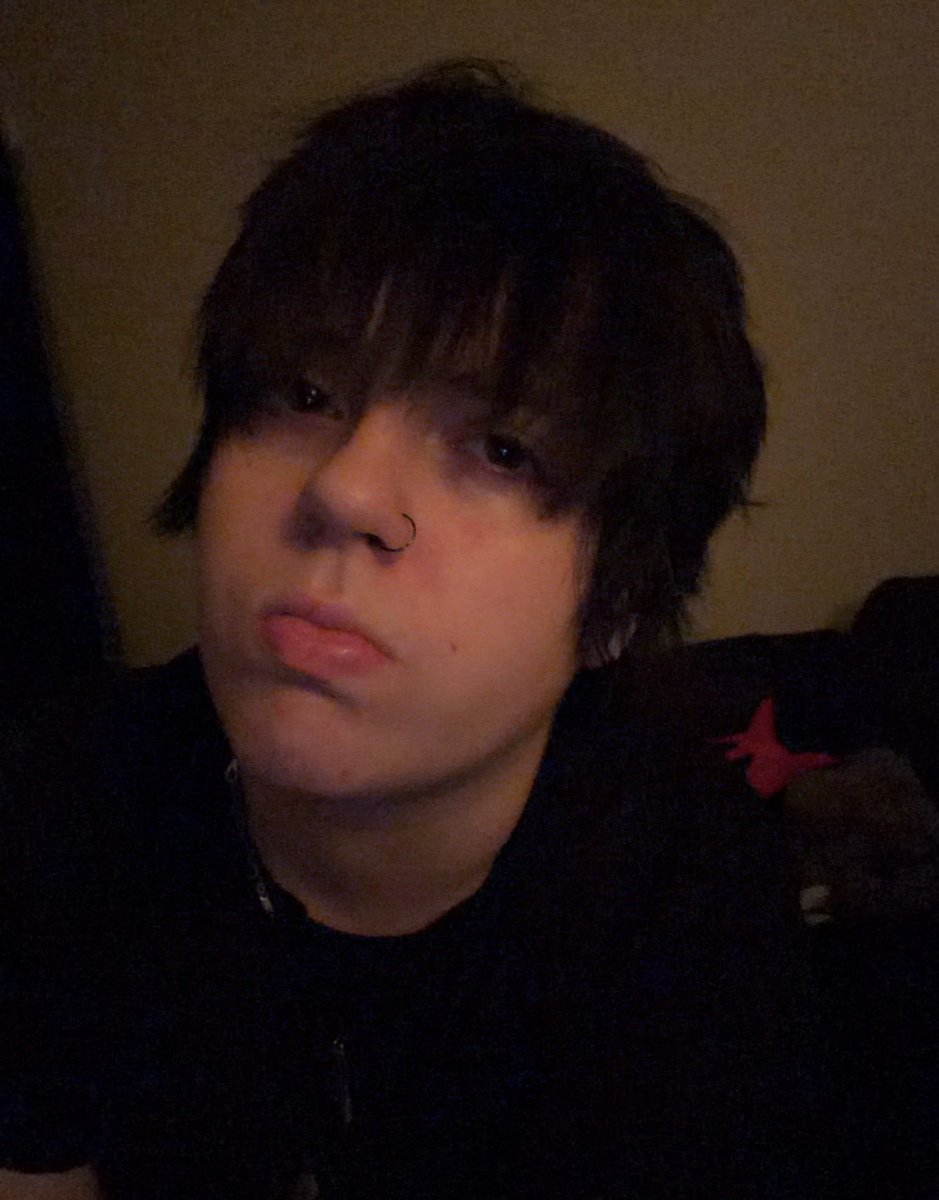 loserlesbianb's tweet photo. im getting bored of this hair color https://t.co/hGTooC4BQk