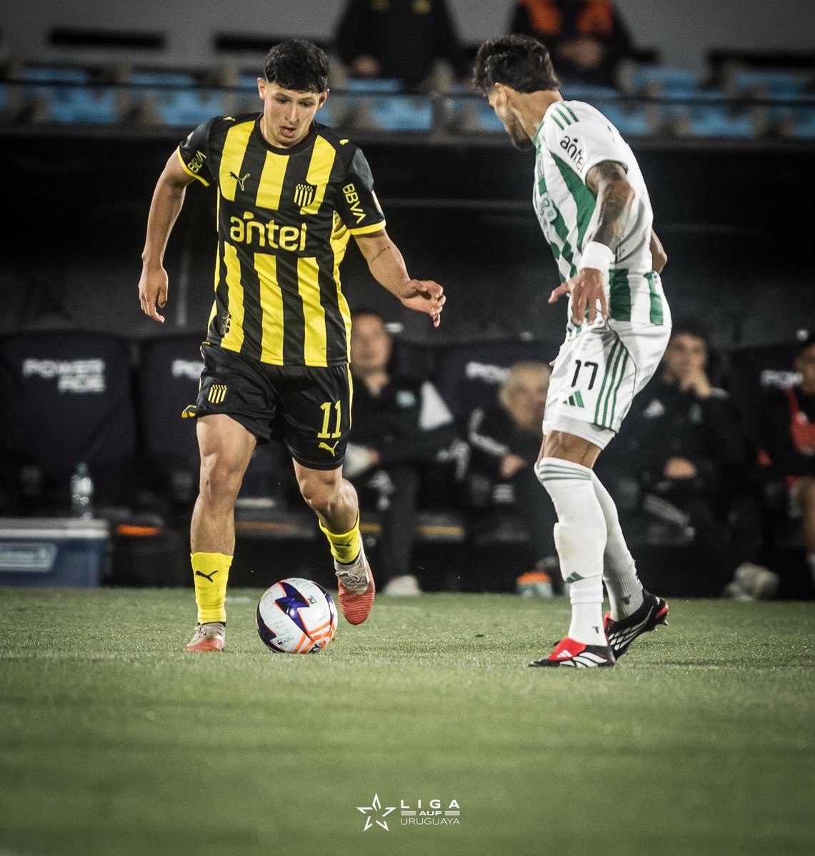 RamaAranda03's tweet photo. 0-0 el 1T. Repleto de imprecisiones Peñarol. No se le cae una idea. Divide la pelota y Racing lo controla en el juego aéreo. Escasez de circuitos. Le sobra un zaguero. En el cierre, Arezo malogró un mano a mano y antes Soppi le anuló un gol por offside de Cabrera (ratificó el VAR).