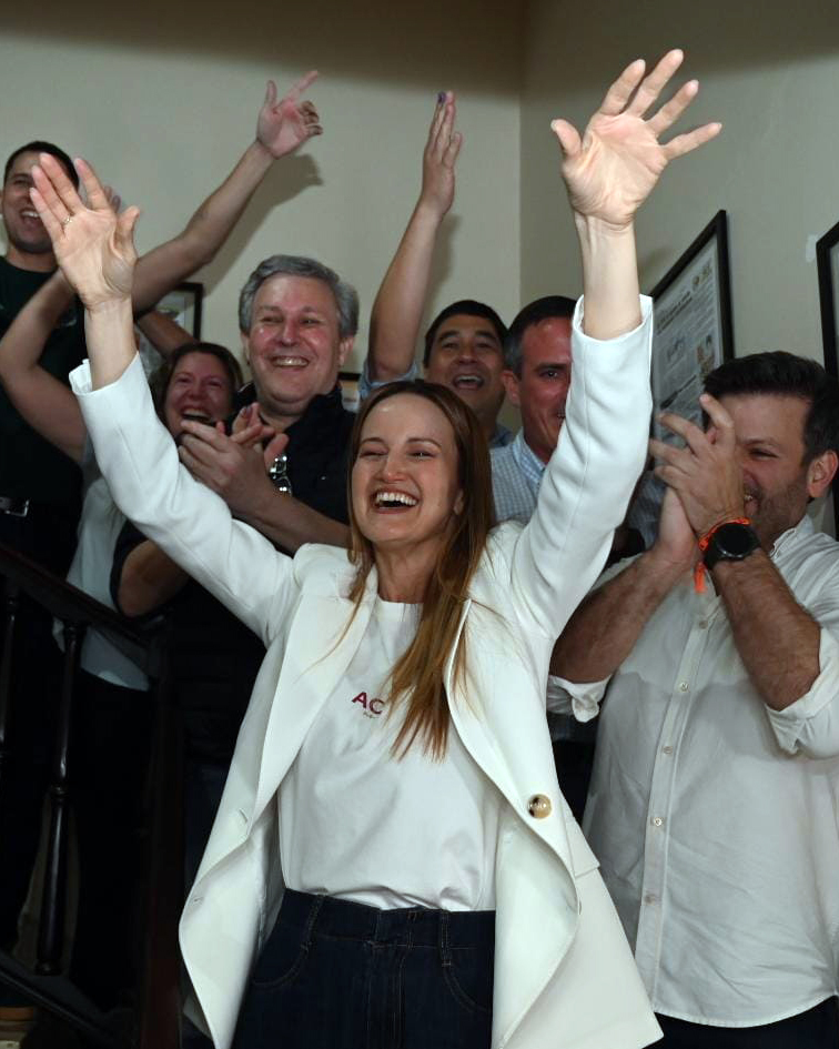 UltimaHoracom's tweet photo. "Hoy ganó la voluntad de la gente que no se rinde, la gente que resiste, la gente que no se vende", así inició el discurso de Soledad Núñez, luego de su reñida victoria ante el candidato colorado Camilo Pérez, en Asunción.

La nueva intendenta dio vuelta el conteo y valoró el comportamiento de los barrios de la capital.

#ÚltimaHora #Noticias