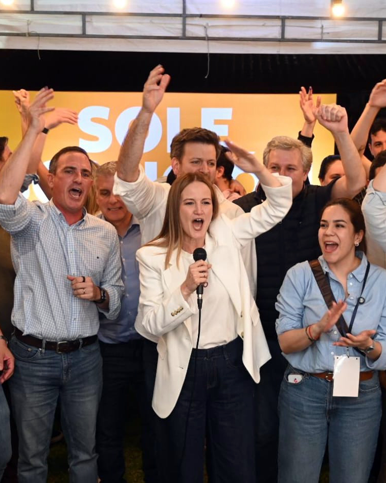 UltimaHoracom's tweet photo. "Hoy ganó la voluntad de la gente que no se rinde, la gente que resiste, la gente que no se vende", así inició el discurso de Soledad Núñez, luego de su reñida victoria ante el candidato colorado Camilo Pérez, en Asunción.

La nueva intendenta dio vuelta el conteo y valoró el comportamiento de los barrios de la capital.

#ÚltimaHora #Noticias