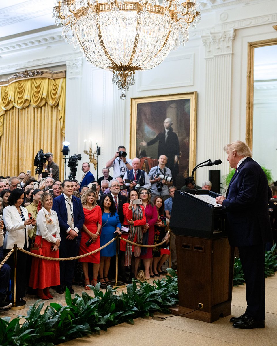WhiteHouse's tweet photo. President Trump celebrates Hispanic Heritage Month at the White House. 🇺🇸

"Hispanic Americans have immeasurably enriched our communities through a tireless dedication to hard work, an immense love of family, and an unshakable faith in Almighty God." - President Donald J. Trump https://t.co/nn1gZ0v0ab