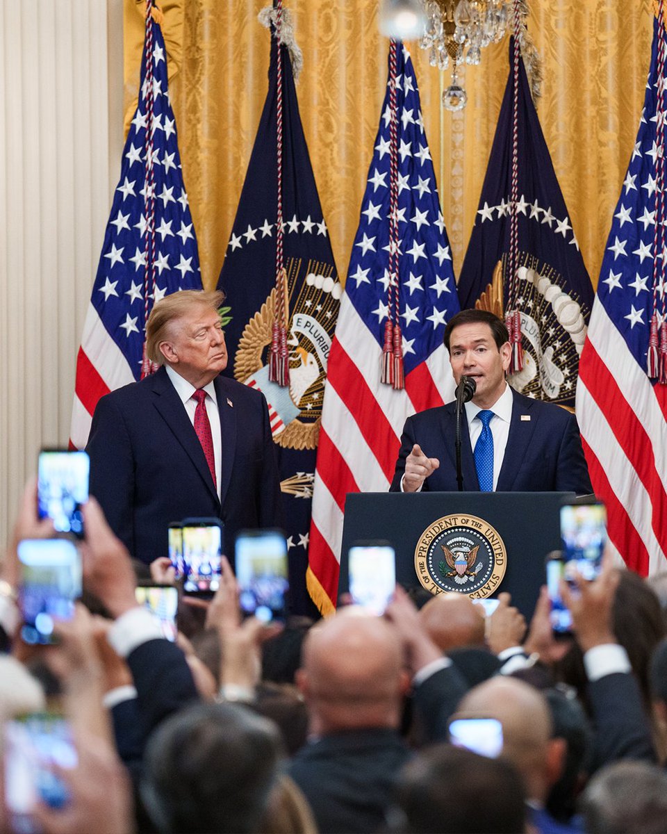 WhiteHouse's tweet photo. President Trump celebrates Hispanic Heritage Month at the White House. 🇺🇸

"Hispanic Americans have immeasurably enriched our communities through a tireless dedication to hard work, an immense love of family, and an unshakable faith in Almighty God." - President Donald J. Trump https://t.co/nn1gZ0v0ab
