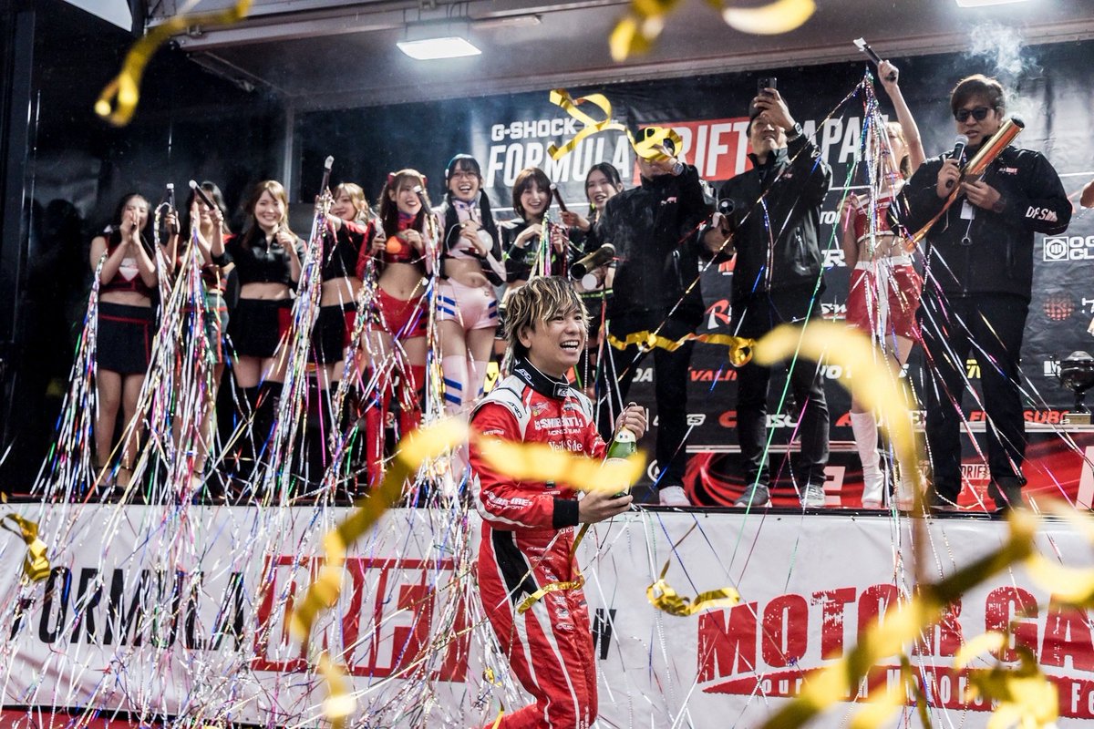 ko_dai0322's tweet photo. Formula drift japan
最終戦　岡山国際サーキット
結果は
単走優勝
総合優勝
そして2026年シリーズチャンピオンを獲得する事が出来ました！！！
応援してくださった
スポンサー様
ファンの皆様
チームの皆様
会社から応援してくれるシバタの皆様
本当にありがとうございます！！！
ひろみちゃんがFDJで走ってる姿を見たい
と言ってくれたお陰で
沢山の方々のご協力があり僕としても念願であったFDJに
参戦させていただける事にまずとても感謝です。
そしてFDJの運営の皆様や
ファンの皆様にも暖かく向かい入れてくれて
1年間本当に楽しく走り抜ける事が出来ました！！
本当にありがとうございました！！！
振り返ると初戦の頃は新しい組み合わせのパッケージにマシンのセットアップや自分自身のやるべきことを知るために
とても苦労してましたが
チームのみんなが一丸となってどんなに悔しい思いをしても
ひたすら前だけを見て
よくなる方法も共に模索して行った結果、
マシンのセットアップも良くなり
自分の走りをする事が出来るようになりました。
そして最終戦ではチーム一丸となり
パーフェクトウィンを果たし
シリーズチャンピオンになれた事がほんとうに嬉しいです。
マシンはいつも万全でトラブルも一切起きずに
走りきれたのは
チームシバタのチーム力
そして応援してくれる全ての皆様のお陰様です🙇
僕としても
ひろみちゃんに届く様な走りをして
その走りを見てずっと楽しんでほしいので
届く様にと気持ちも込めて走り切る事が出来ました！！
最終戦での天候も僕が得意とするウェットコンディションに
ひろみちゃんが降らせてくれた恵の雨だと思います😌
今までも、そしてこれからも一緒に
社長、ひろみちゃん、チームシバタの皆様
スポンサー様
ファンの皆様
皆様も共に一丸となり
これからも走り続けたいです！！
引き続きこれからもよろしくお願いいたします！！！🔥