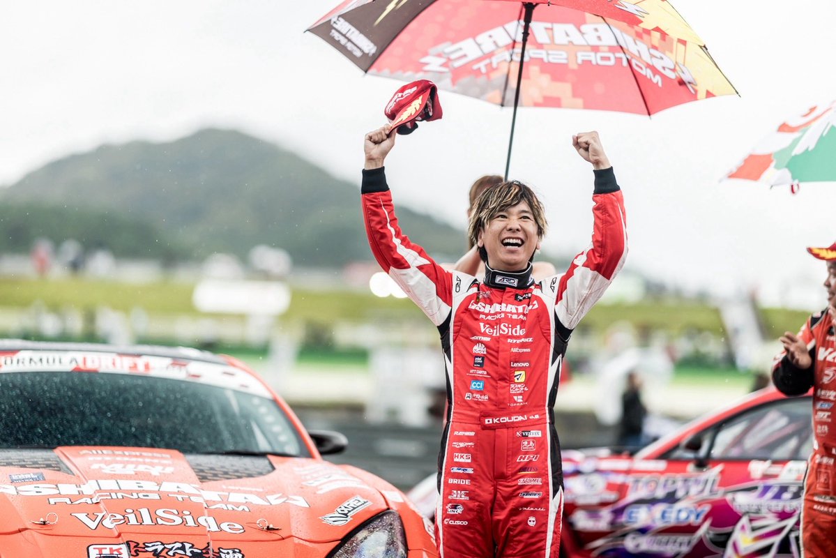 ko_dai0322's tweet photo. Formula drift japan
最終戦　岡山国際サーキット
結果は
単走優勝
総合優勝
そして2026年シリーズチャンピオンを獲得する事が出来ました！！！
応援してくださった
スポンサー様
ファンの皆様
チームの皆様
会社から応援してくれるシバタの皆様
本当にありがとうございます！！！
ひろみちゃんがFDJで走ってる姿を見たい
と言ってくれたお陰で
沢山の方々のご協力があり僕としても念願であったFDJに
参戦させていただける事にまずとても感謝です。
そしてFDJの運営の皆様や
ファンの皆様にも暖かく向かい入れてくれて
1年間本当に楽しく走り抜ける事が出来ました！！
本当にありがとうございました！！！
振り返ると初戦の頃は新しい組み合わせのパッケージにマシンのセットアップや自分自身のやるべきことを知るために
とても苦労してましたが
チームのみんなが一丸となってどんなに悔しい思いをしても
ひたすら前だけを見て
よくなる方法も共に模索して行った結果、
マシンのセットアップも良くなり
自分の走りをする事が出来るようになりました。
そして最終戦ではチーム一丸となり
パーフェクトウィンを果たし
シリーズチャンピオンになれた事がほんとうに嬉しいです。
マシンはいつも万全でトラブルも一切起きずに
走りきれたのは
チームシバタのチーム力
そして応援してくれる全ての皆様のお陰様です🙇
僕としても
ひろみちゃんに届く様な走りをして
その走りを見てずっと楽しんでほしいので
届く様にと気持ちも込めて走り切る事が出来ました！！
最終戦での天候も僕が得意とするウェットコンディションに
ひろみちゃんが降らせてくれた恵の雨だと思います😌
今までも、そしてこれからも一緒に
社長、ひろみちゃん、チームシバタの皆様
スポンサー様
ファンの皆様
皆様も共に一丸となり
これからも走り続けたいです！！
引き続きこれからもよろしくお願いいたします！！！🔥