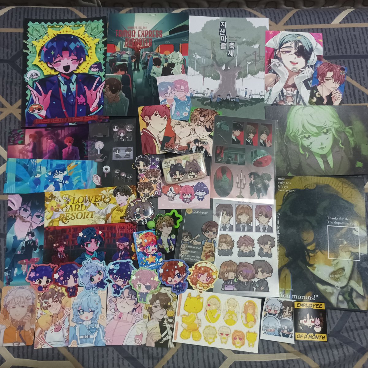 prussianenigma's tweet photo. late but cosmania haul!! super super big love to @/poruvoron for offering the tamra display print since the A5 stocks weren't there yet ;v; thank you;;; (soleumie is hopefully enjoying himself on my very beat-up water jug) https://t.co/ZRamXN67Hj