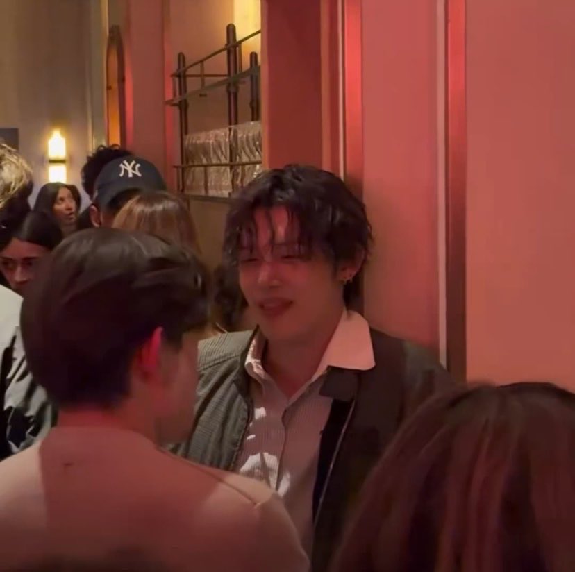 gojozzn's tweet photo. this is fucking me upppp they invited mr homo at the function😭😭😭😭😭😭😭😭😭😭 https://t.co/muKG2M04Rz