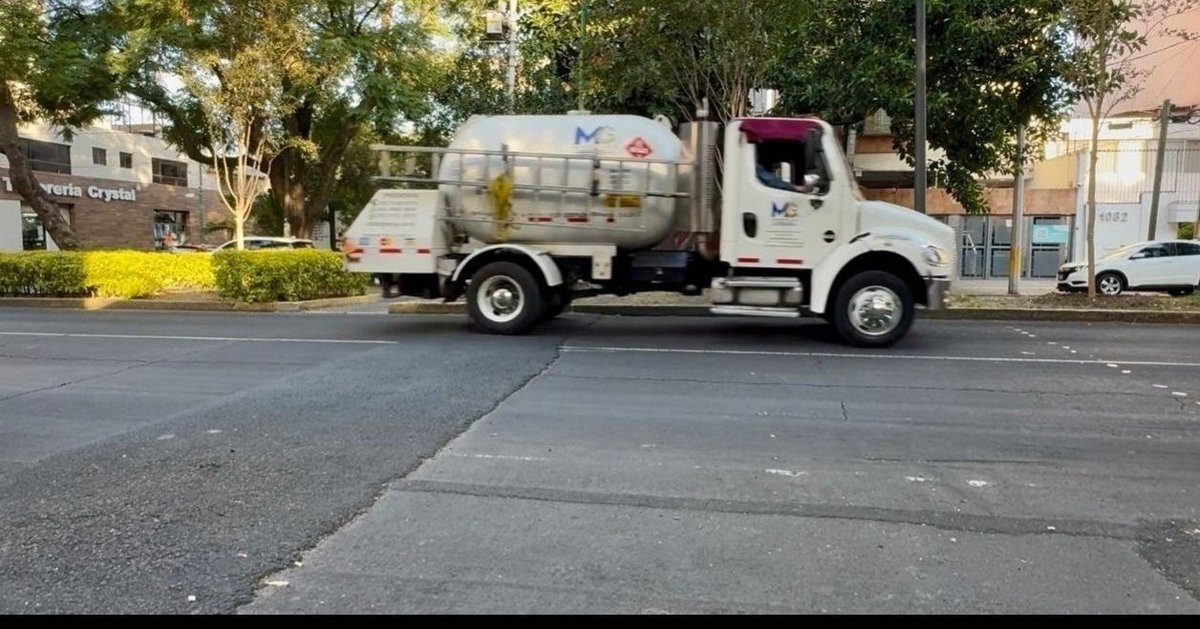 chavacage's tweet photo. @locatel_mx @AccionesBJ  @nmasforo @GobCDMX @vecinosunidosmx @adnnoticiasmx @i_alaniis @Narvarte_  @VecinosAlcBJ @ColoniasdeBJ @tiburon_alarcon @ReporterosMX_   @juanmapregunta  @NarvarteVecinos  @LuisMendozaBJ.  @heritage1972 @ReportandoCDMX1 buenos días ya tendrían respuesta sobre el balizado de los "topes", o lo  que sea que pusieron, en Vértiz ( a la altura del número 1073), entre el eje 5 y eje 6 sur, los camiones pasan y los edificios se mueven mucho.. y esto puede afectar al inmueble..@locatel_mx tenemos "muchos folios" pero sin solución...@AccionesBJ se que es vía primaria, 
"ponemos la pintura"...pueden ayudar?   @BlindarBJ ?? X amor de dios @GobCDMX balicen este tope o lo que sea..por favor ya va a cumplir un año el primer reporte...los vecinos hicimos lo que pudimos ante la falta de respuesta...si no se van a poder @ClaraBrugadaM ...ojalá de otra delegación que veo responden @AlessandraRdlv nos ayuden ...@juanmapregunta .ya nos habías ayudado con un reportaje... :) no se si salió a los medios...